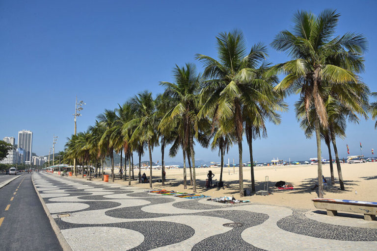 Calçada de pedras portuguesas na orla de Copabana: marca do Rio de Janeiro (Foto: Alexandre Macieira / Riotur)