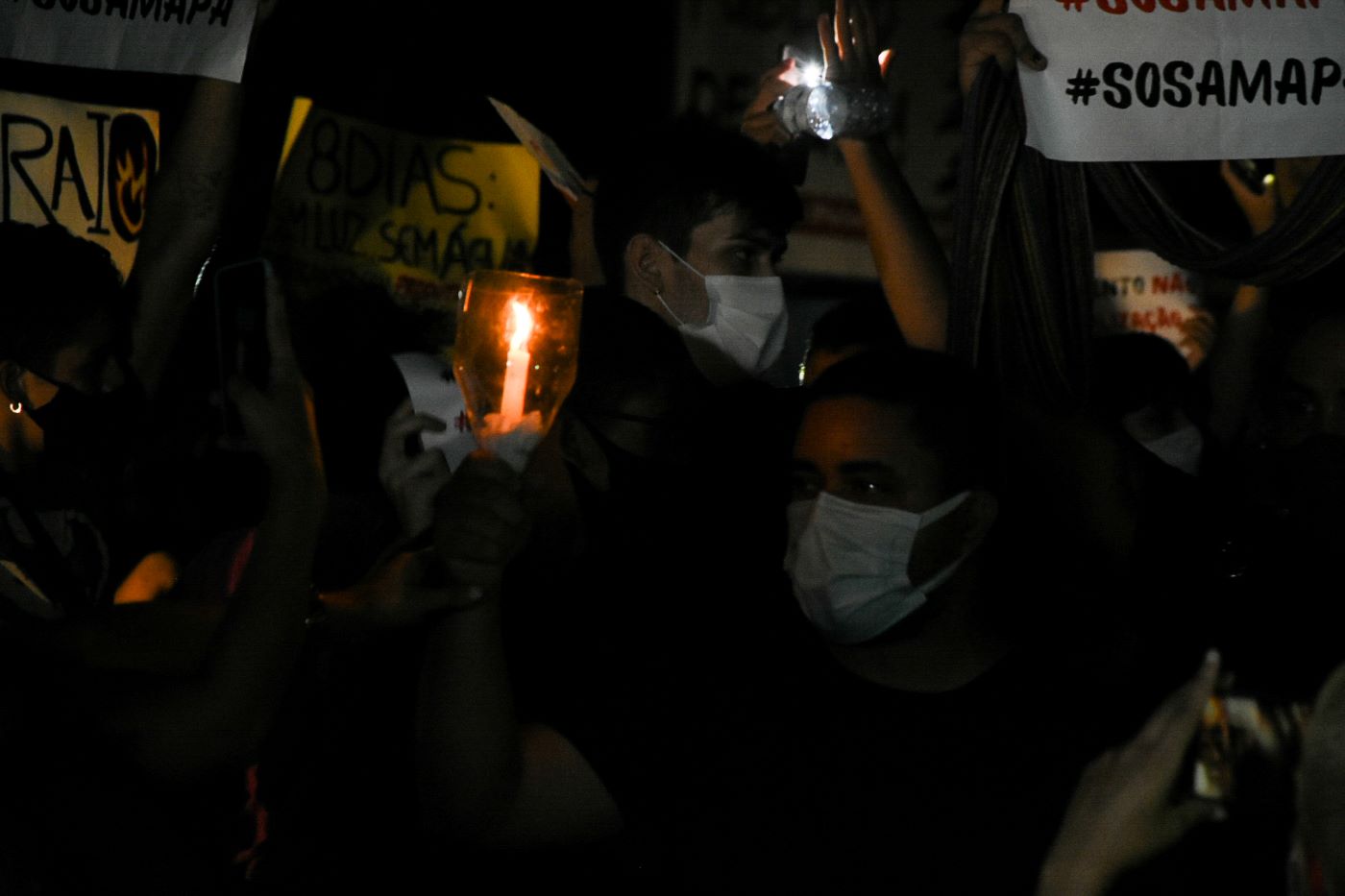 Protesto à luz de velas em Macapá durante o apagão: blecaute de 22 dias no Amapá em 2020 expôs falhas do sistema elétrico e ainda hoje traumatiza a população (Rudja Santos / Amazônia Real - 06/11/2020)