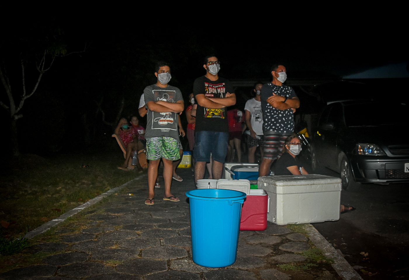 Moradores de Macapá esperam por caminhão-pipa durante o apagão: falta de energia por mais de 20 dias comprometeu o funcionamento das unidades de saúde rm plena pandemia e o abastecimento de água, fundamental para as medidas preventivas contra o vírus da covid-19 (Foto: Rudja Santos / Amazônia Real - 07/11/2020)