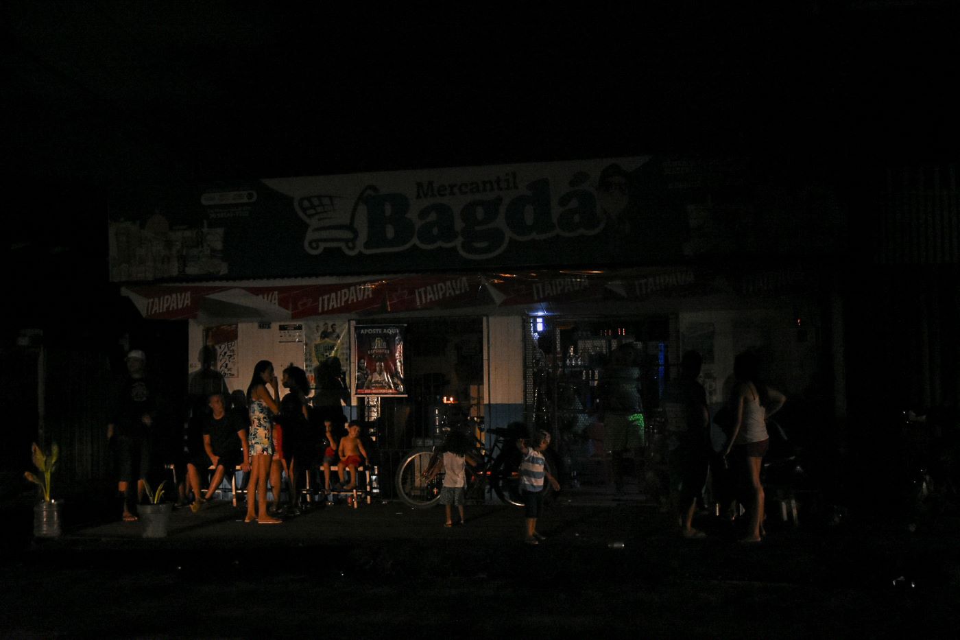 Mercado fechado na Macapá às escuras durante o apagão: comerciantes perderam mercadorias e equipamentos em drama para pequenos negócios do Amapá (Foto: Rudja Santos / Amazônia Real - 07/11/2020)
