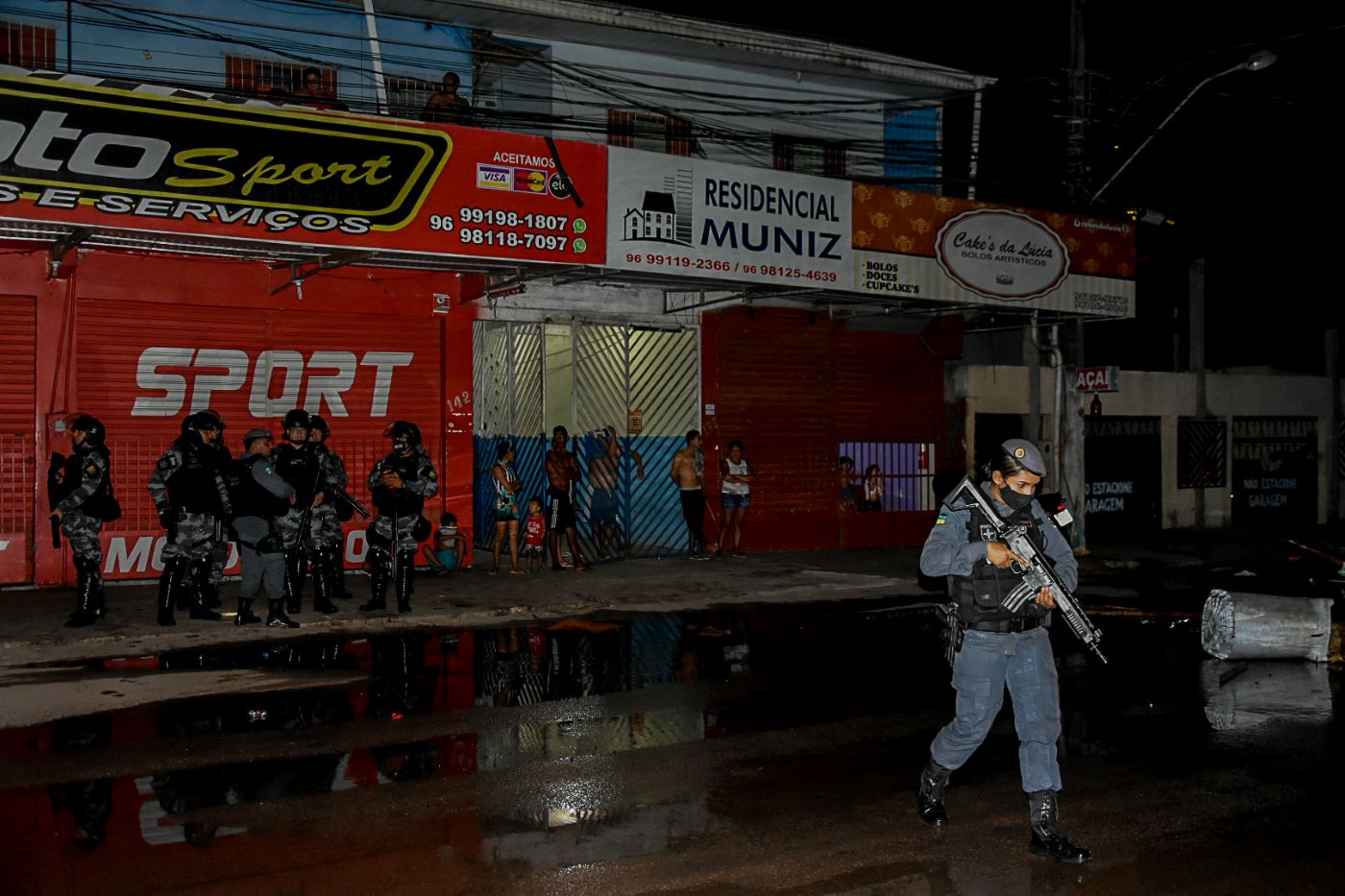 Policiais patrulham as ruas de Macapá após onde de ataques: com o blecaute e a crise na segurança, medo se espalhou pelo Amapá (Foto: Rudja Santos / Amazônia Real - 08/11/2020)