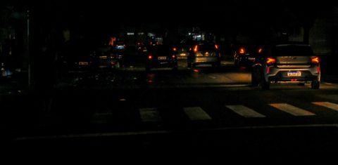 Protesto contra o apagão nas ruas escuras de Macapá: mais de cinco anos depois, Amapá ainda sofre com cortes de energia e preço alto da conta da luz (Foto: Rudja Santos / Amazônia Real - 07/11/2020)