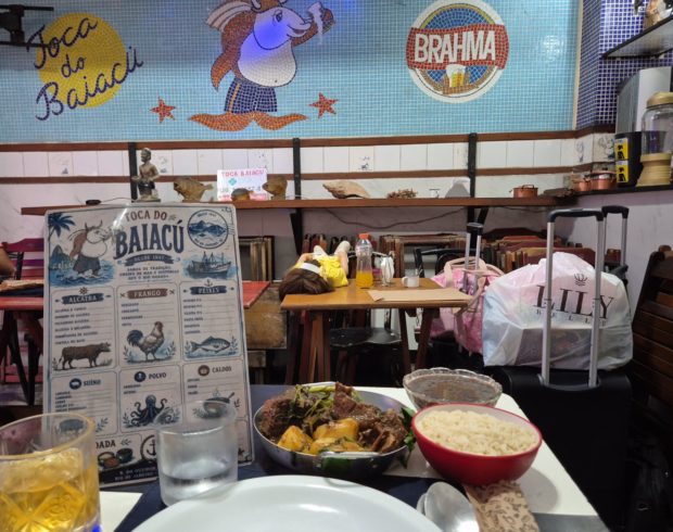 Ambientalistas dos botequins: clientes pulam o balcão para preservar bares