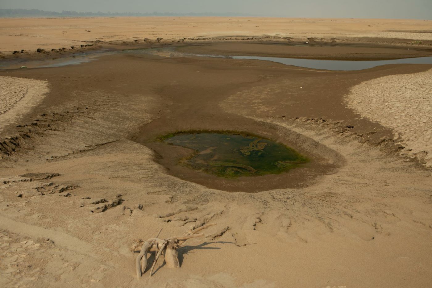 Seca extrema no Rio Solimões, no Amazonas, em 2024: após dois anos consecutivos de seca severa, a Amazônia recuperou a superfície de água em 2025, ano em que esteve abaixo da média histórica durante apenas dois meses (Foto: Nilmar Lage / Greenpeace - 24/09/2024)