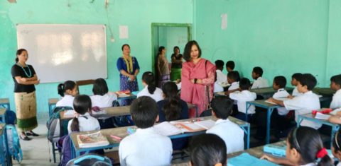 Ratna Viswanathan em visita a uma escola pública na Índia: buscando transformar a educação nas regiões mais vulneráveis (Foto: Reach To Teach)