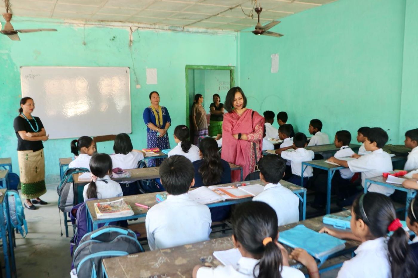 Ratna Viswanathan em visita a uma escola pública na Índia: buscando transformar a educação nas regiões mais vulneráveis (Foto: Reach To Teach)