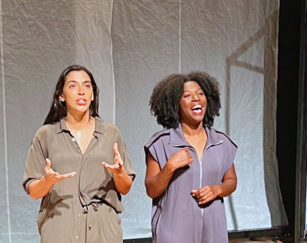 “Quanto mais você perde o som, mais ganha sons da cabeça” – no palco da peça ‘Surda’
