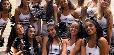 Equipe da FogoCheers nos vestiários do Estádio Nilton Santos: animação e incentivo ao público feminino (Foto: Botafogo / Divulgação)