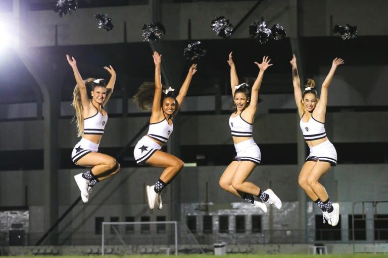 Líderes de torcida do Botafogo treinam para jogo: paixão pela união de dança e futebol (Foto: Arthur Barreto/ BFR / Divulgação)