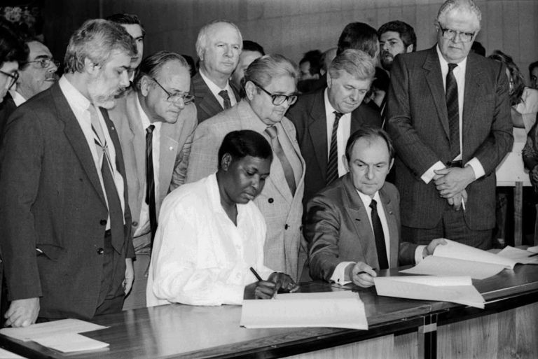 Benedita da Silva, primeira mulher negra eleita para a Câmara dos Deputados, assina a nova Constituição (Foto: Agência Senado - 05/10/1988)