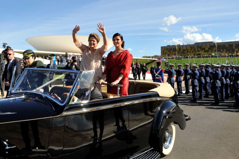 Eleita e reeleita, a Dilma Rousseff desfila no Rolls Royce presidencial a caminho da posse para o novo mandato: em 2026, só duas mulheres candidatas e por partidos nanicos (Foto: Jonas Pereira / Agência Senado - 01/01/2015)