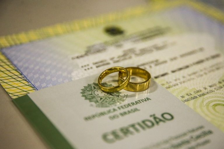 Certidão de casamento, documento em desuso: Brasil vem testemunhando redução da proporção das uniões civis e religiosas e aumento massivo das uniões consensuais (Foto: Marcello Casal Jr. / Agência Brasil - 04/03/2022)