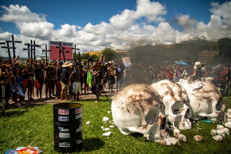 Protesto indígena contra a violência em Brasília: direitos ameaçados levam à alta de conflitos territoriais, assassinatos e suicídios de indígenas (Foto: Guilherme Cavalli/Cimi - 07/04/2026)