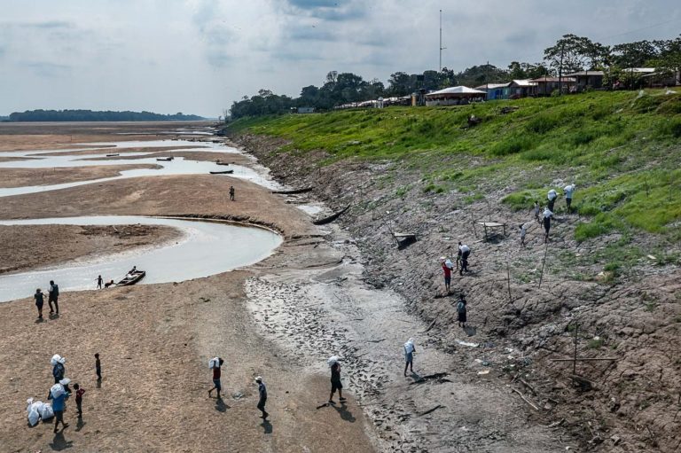 Doações chegam ao povo indígena Kokama, no Amazonas, durante a seca extrema de 2023: comunidades vulneráveis também são as mais atingidas pelo agravamento da crise climática (Foto: Marizilda Cruppe / Greenpeace - Outubro de 2023)