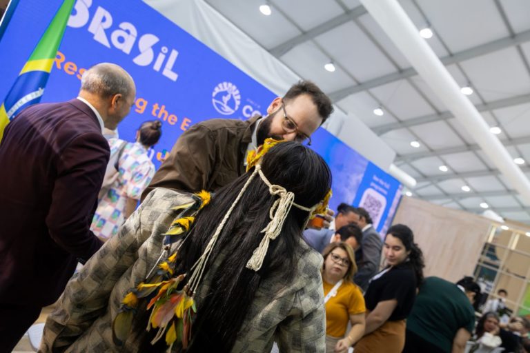 Movimento no Pavilhão Brasil no dia da abertura da COP17 da Desertificação: sede de debates, e divulgação de tecnologias contra a seca, políticas públicas e projetos de ONGS e de instituições de pesquisa (Foto: UNCCD)
