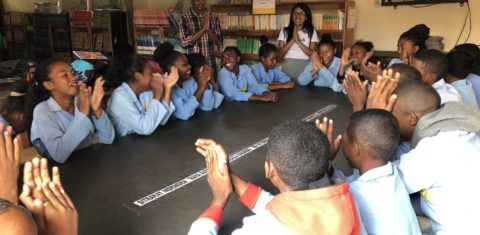 Francesca Raoelison (de camiseta branca) com estudantes em escola de Madagascar: educação emocional a partir dos jovens e das comunidades (Foto: Omena / Divulgação)