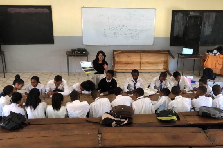 Francesca com estudantes em Madagascar: organização para multiplicar educação emocional pelas comunidades do país (Foto: Omena / Divulgação)