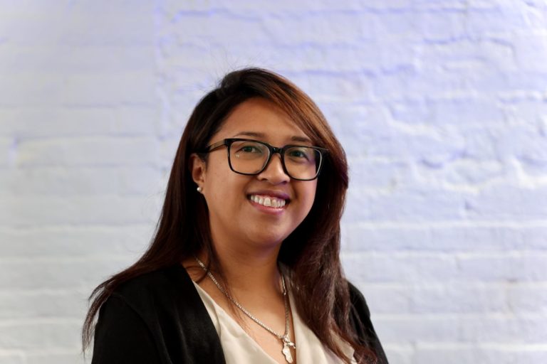 Francesca Raoelison, empreendedora social e educadora, com formação em Psicologia: "Percebi que a questão do abuso emocional não está só em Madagascar, não está só nas casas. Está nos ambientes de trabalho, nas famílias, está em todo lugar" (Foto: Omena / Divulgação)