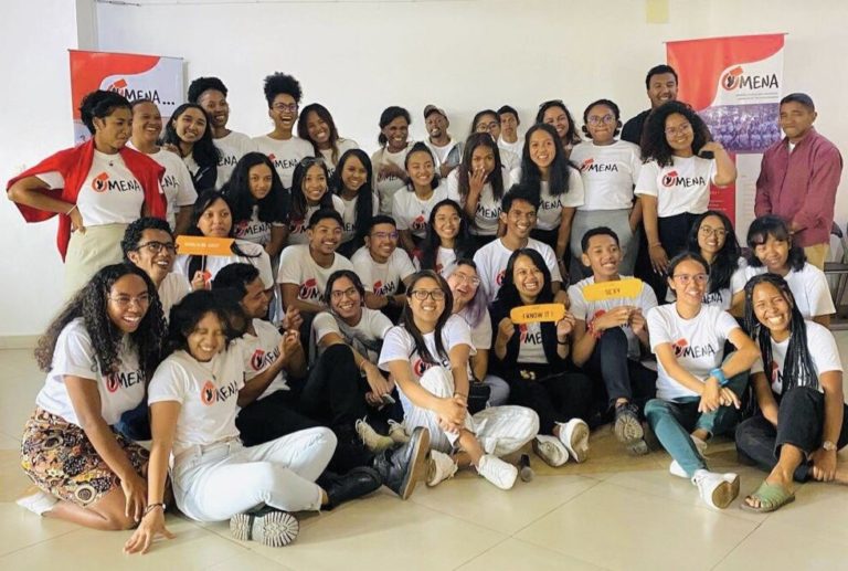 Professores e educadores após curso na Omena: educação emocional a partir da juventude para evitar os abusos emocionais (Foto: Omena / Divulgação)