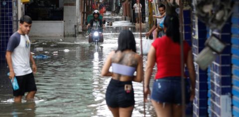 Enchente em comunidade na Zona Oeste do Rio de Janeiro, uma das cidades escolhidas para o projeto C40: fortalecimento do orçamento climático (Foto: Fernando Frazão / Agência Brasil - 02/04/2022)