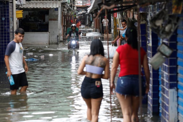 Enchente em comunidade na Zona Oeste do Rio de Janeiro, uma das cidades escolhidas para o projeto C40: fortalecimento do orçamento climático (Foto: Fernando Frazão / Agência Brasil - 02/04/2022)