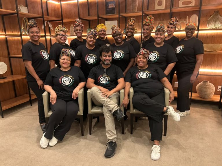 O professor Breno Cruz com as alunas do Pretonomia, curso de extensão da UFRJ: gastronomia preta como ferramenta de autonomia (Foto: Divulgação)