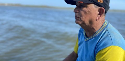 O catador de caranguejos Antônio Júlio em seu barco: protagonista de um podcast para mostrar o que a Ilha Grande e os povos tradicionais do Delta do Parnaíba podem revelar sobre preservação do meio ambiente e exploração do trabalho (Foto: Beatriz Trevisan)