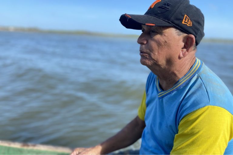 O catador de caranguejos Antônio Júlio em seu barco: protagonista de um podcast para mostrar o que a Ilha Grande e os povos tradicionais do Delta do Parnaíba podem revelar sobre preservação do meio ambiente e exploração do trabalho (Foto: Beatriz Trevisan)