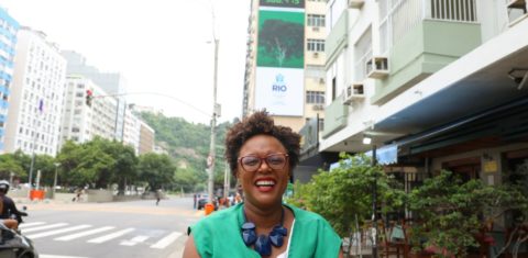 Tainá de Paula, ex-secretária municipal de Meio Ambiente e Clima do Rio, com o contador de árvores digital da cidade: calor extremo é uma emergência de saúde pública, principalmente nas favelas e periferias (Foto: Tomaz Silva / Agência Brasil - 19/03/2026)