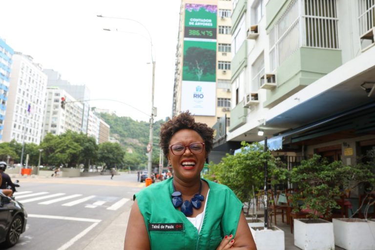 Tainá de Paula, ex-secretária municipal de Meio Ambiente e Clima do Rio, com o contador de árvores digital da cidade: calor extremo é uma emergência de saúde pública, principalmente nas favelas e periferias (Foto: Tomaz Silva / Agência Brasil - 19/03/2026)