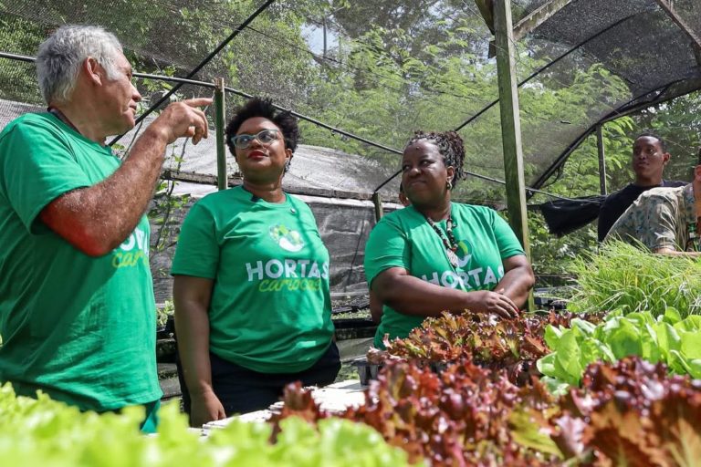 Tainá de Paula (centro) ciceroneia a ministra Conceição Evaristo em visita ao Programa Hortas Cariocas, da Prefeitura do Rio: arborização e recuperação de corpos hídricos são caminhos para minimizar calor extremo nas favelas (Foto: Divulgação)