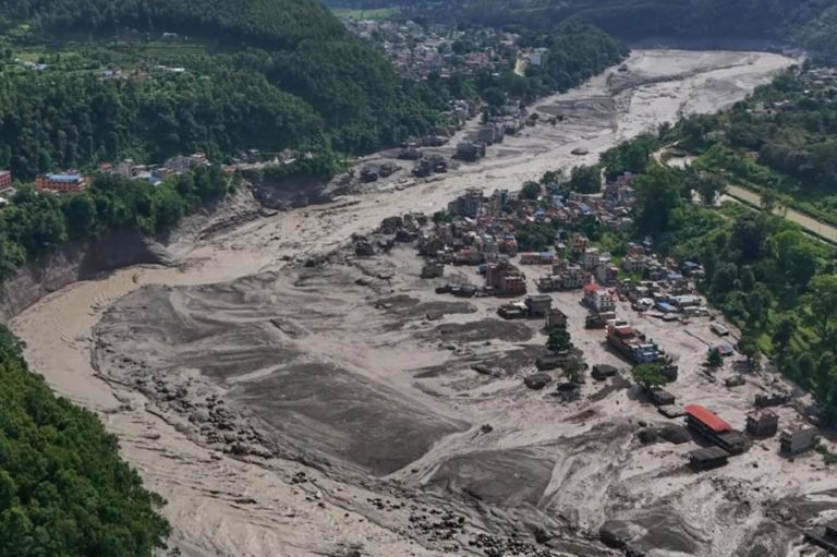 Vale do Nepal arrasado pela enchente relâmpago: tragédia climática revela o perigo das geleiras no Himalaia aquecido (Foto: CBS TV / Reprodução)