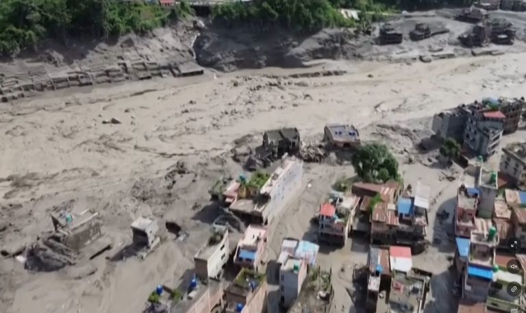 Rastro de destruição deixado pela inundação de água, gelo e lama na fronteira do Nepal com o Tibete: Enchente relâmpago arrastou residências e pontes e provocou centenas de mortes (Foto: Reprodução TV)