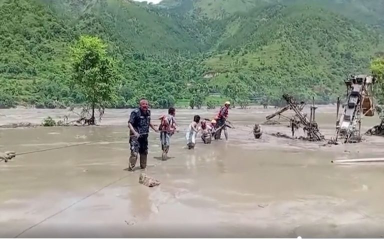Resgate no Nepal arrasado pela enchente relâmpago: tragédias climáticas tendem a se multiplicar com a inevitável ultrapassagem do limite de aquecimento global (Foto: Reprodução)