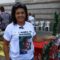 Edileusa com a foto de José Matheus na camiseta em ato na Cinelândia, Rio: desaparecimento em viagem de férias na Região Serrana (Foto: Julia Lima)