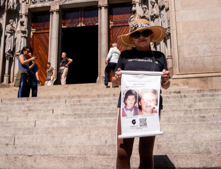 Ivanise com cartaz da filha desaparecida na Praça da Sé: rede de apoio para mães (Foto: Arquivo Pessoal)