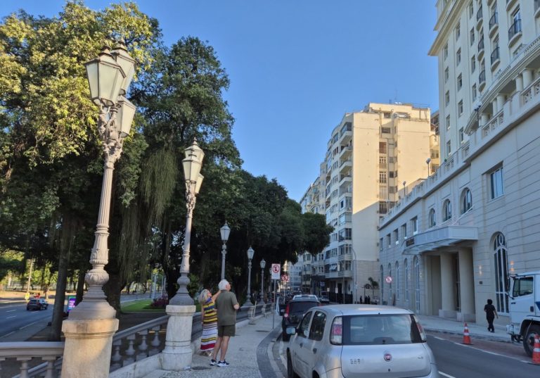 O Glória Residencial. prédio com 250 apartamentos no lugar do antigo hotel cinco estrelas: mais movimento para a orla do Russel (Foto: Oscar Valporto)