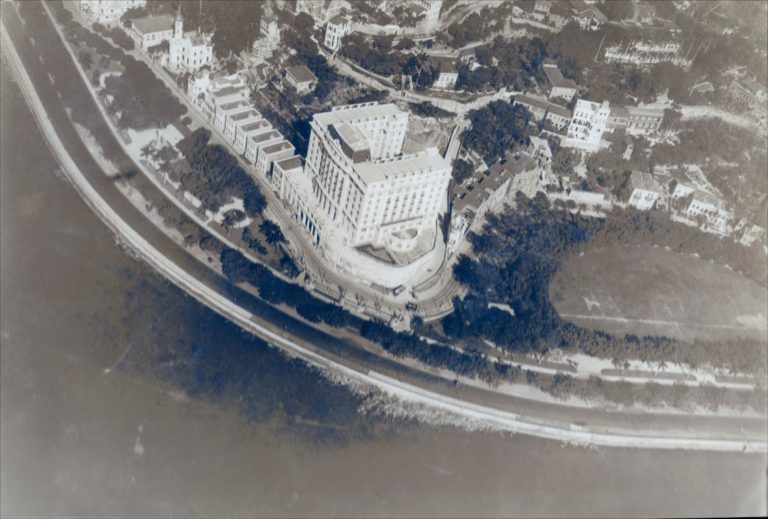 O Hotel Glória ao ser inaugurado à beira da praia do Russel em 1922: um século depois, orla revigorada de uma praia inexistente (Foto: Reprodução / DPHDM)