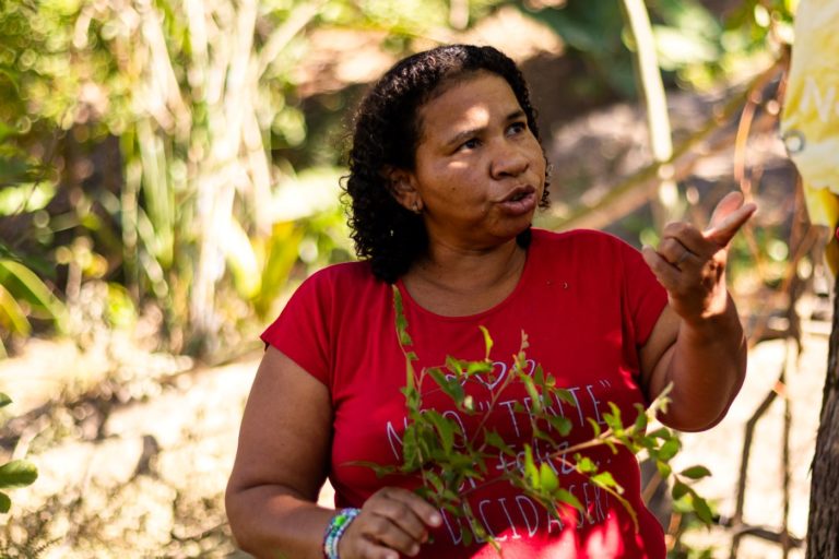 A maranhense Leildes na Serra da Misericórdia no Rio: saberes aprendidos na infância ajudam na orientação de mutirões, das oficinas de agroecologia e dos cuidados da agrofloresta do CEM(Foto: Thaís Valêncio)