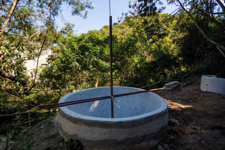 Estrutura de biodigestor construída na Serra da Misericórdia: novo destino dos resíduos da comunidade (Foto: Thaís Valêncio)