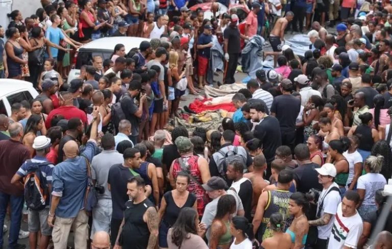 Corpos enfileirados após operação policial na Zona Norte do Rio: massacre do Alemão e da Penha, no Rio, teve mais mortos do que fuzis apreendidos (Foto: Tomaz Silva / Agência Brasil - 28/10/2025)