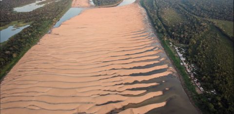 Leito de rio seco na Amazônia: com o aquecimento global acima de 1,5º C, perigo de tragédias climáticos e de pontos de não retorno vai alcançar novos patamares (Foto: Marizilda Cruppe / Greenpeace - 19/10/2023)
