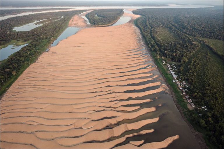 Leito de rio seco na Amazônia: com o aquecimento global acima de 1,5º C, perigo de tragédias climáticos e de pontos de não retorno vai alcançar novos patamares (Foto: Marizilda Cruppe / Greenpeace - 19/10/2023)
