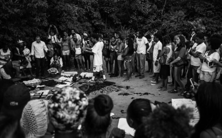 Manifestantes na Vila Moisés em fevereiro de 2015: letalidade policial na Bahia em alta (Foto: Rafael Bonifacio / Ponte Jornalismo)