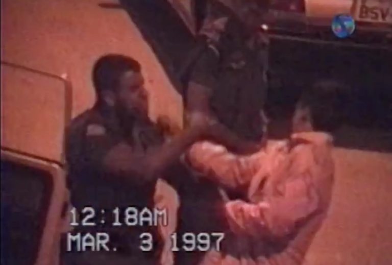 Policial dá tapa no rosto de morador da Favela Naval, em Diadema (SP). C: caso em 1997 foi relevado pelo Jornal Nacional com exclusividade, a partir de vídeos gravados por cinegrafista amador (Foto: Rede Globo / Reprodução)