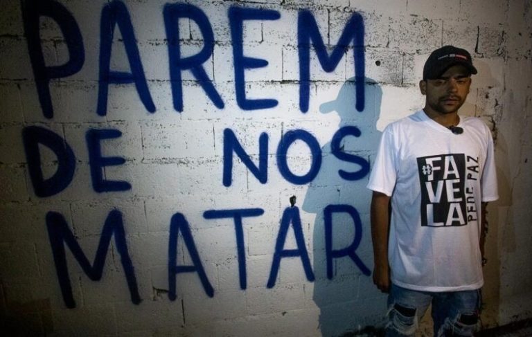Primeira edição do baile da DZ7, logo após o massacre ocorrido na comunidade de Paraisópolis: denúncia da violência policial (Foto: Sérgio Silva / Ponte Jornalismo)