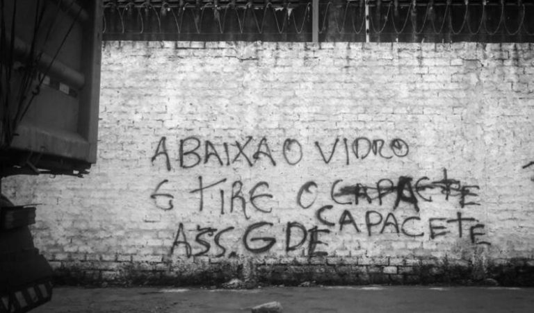 Pichação de criminosos no Ceará: facção criminosa Guardiões do Estado foi incorporada por grupo oriundo do Rio de Janeiro em meio a disputa do crime organizado (Foto: Alan Lima / Ponte Jornalismo - Arquivo)