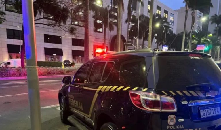 Veículo da PF na Avenida Faria Lima durante a Operação Carbono Oculto: mandados de busca e apreensão contra operadores financeiros do crime organizado em escritórios em São Paulo (Foto: Polícia Federal / Divulgação)