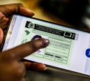 Sem login, sem direitos: idosos sofrem com exclusão digital
