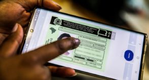 Sem login, sem direitos: idosos sofrem com exclusão digital